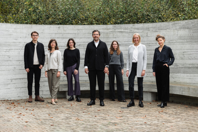 Das FUTUN-Kollektiv steht vor einer halbrunden Betonwand im Freien