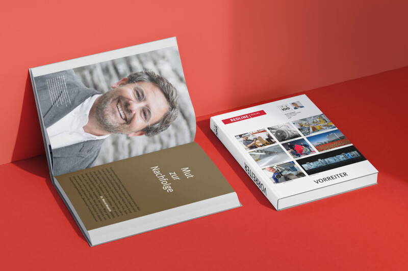 Zwei Ausgaben des Buches Top100 liegen nebeneinander, das linke Buch ist aufgeschlagen und zeigt eine Doppelseite &uuml;ber Dr. Marcel Megerle